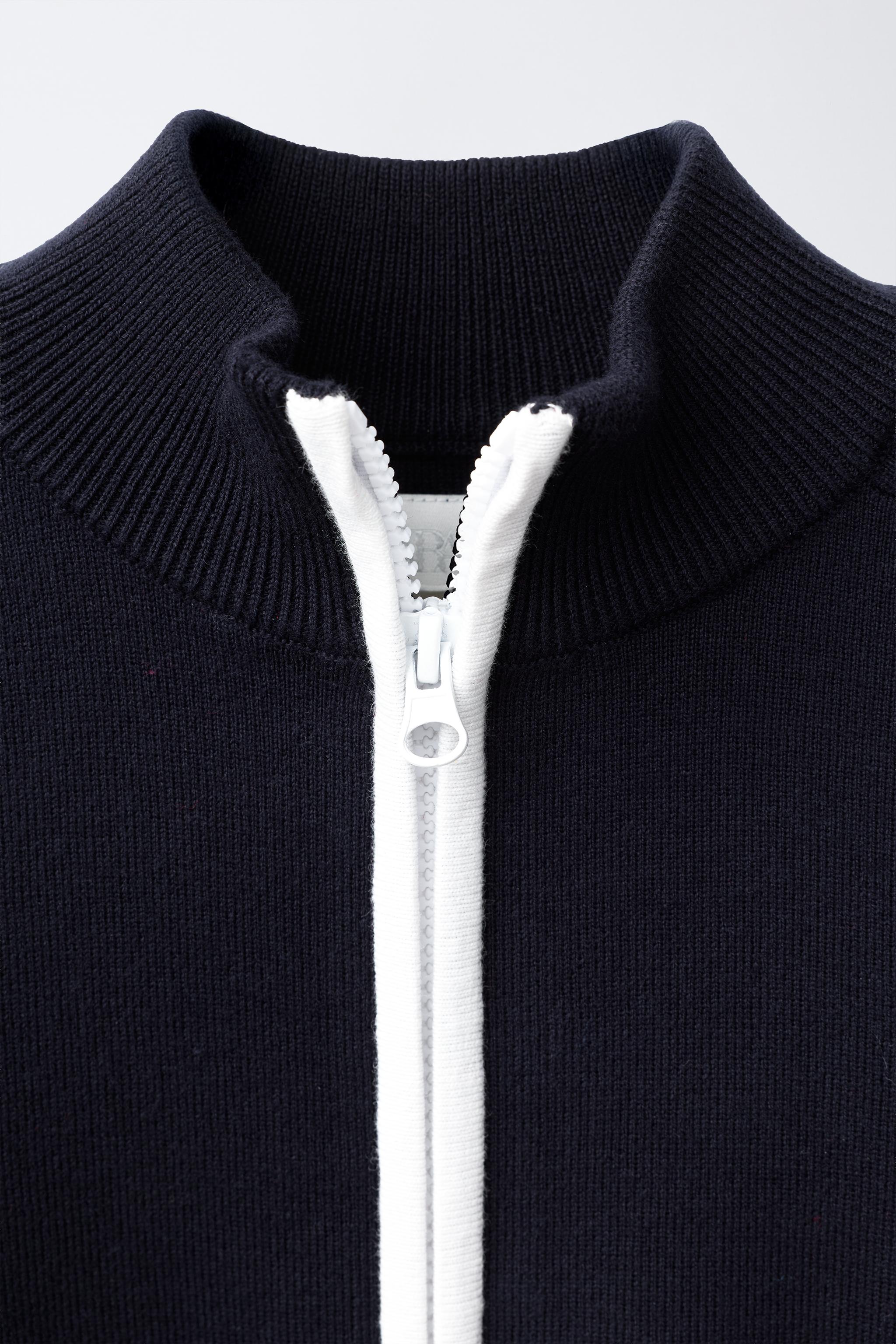 GILET EN MAILLE À LISERÉ CONTRASTÉ